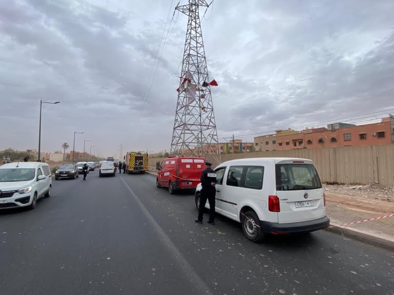 مواطن يصعد عمودا كهربائيا احتجاجا على نزاع مع بنك حول شقته